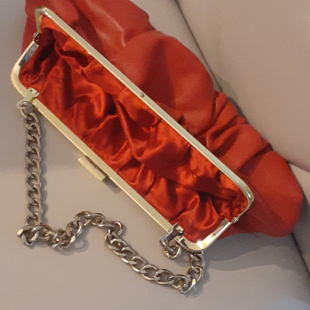 Clutch. - Picture 2 of 7